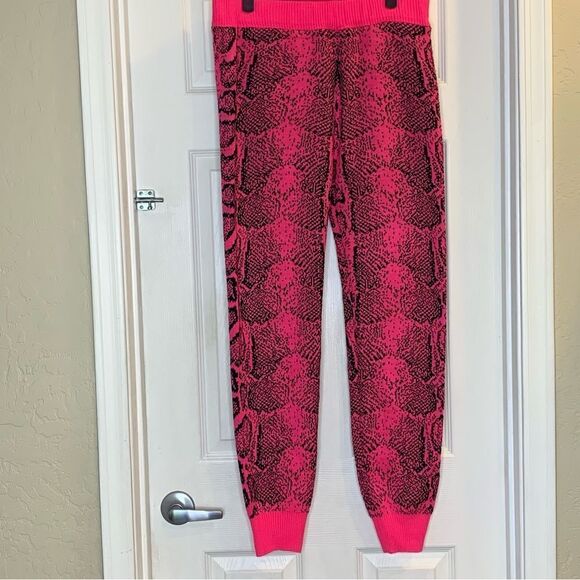 Day & Night Cozy Knit Snakeskin Print Joggers Pink and Black Size Large - Picture 2 of 9
